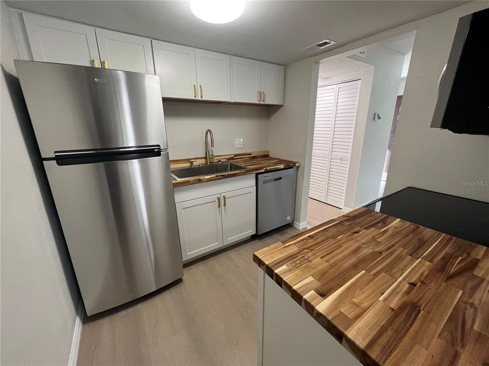 For Sale: $149,900 (1 beds, 1 baths, 739 Square Feet)