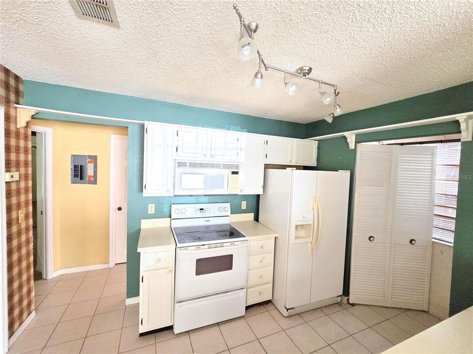 Left side of kitchen