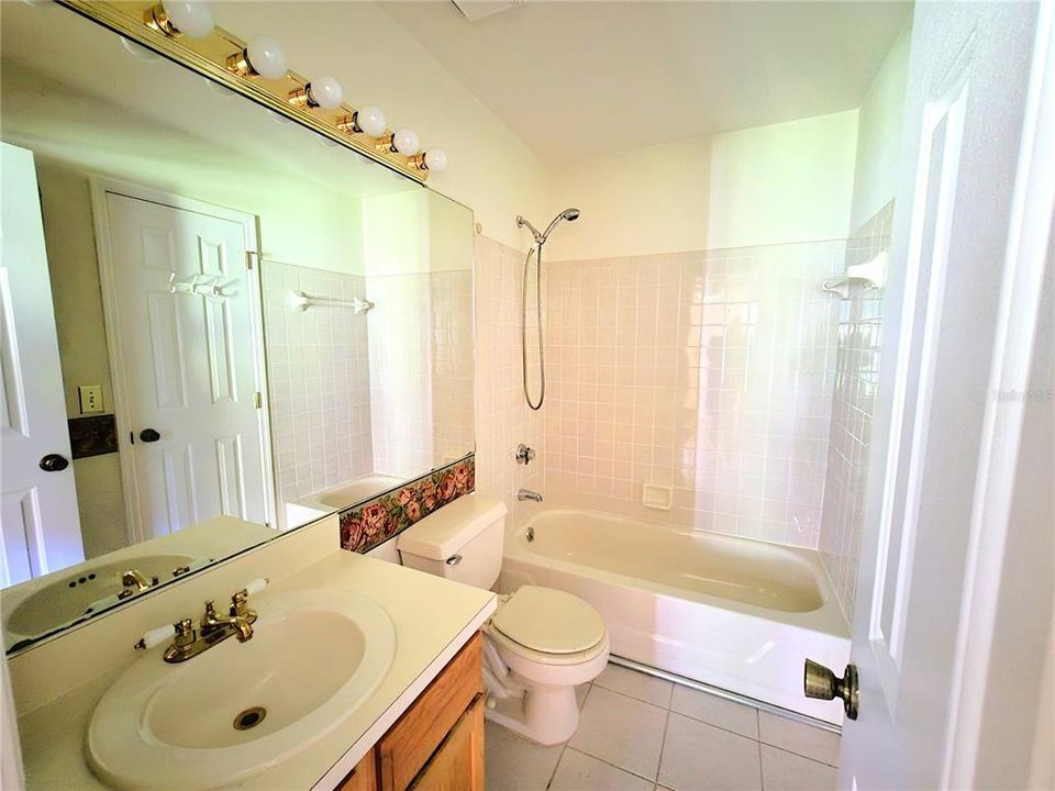 Double entry guest/bedroom 2 full bath