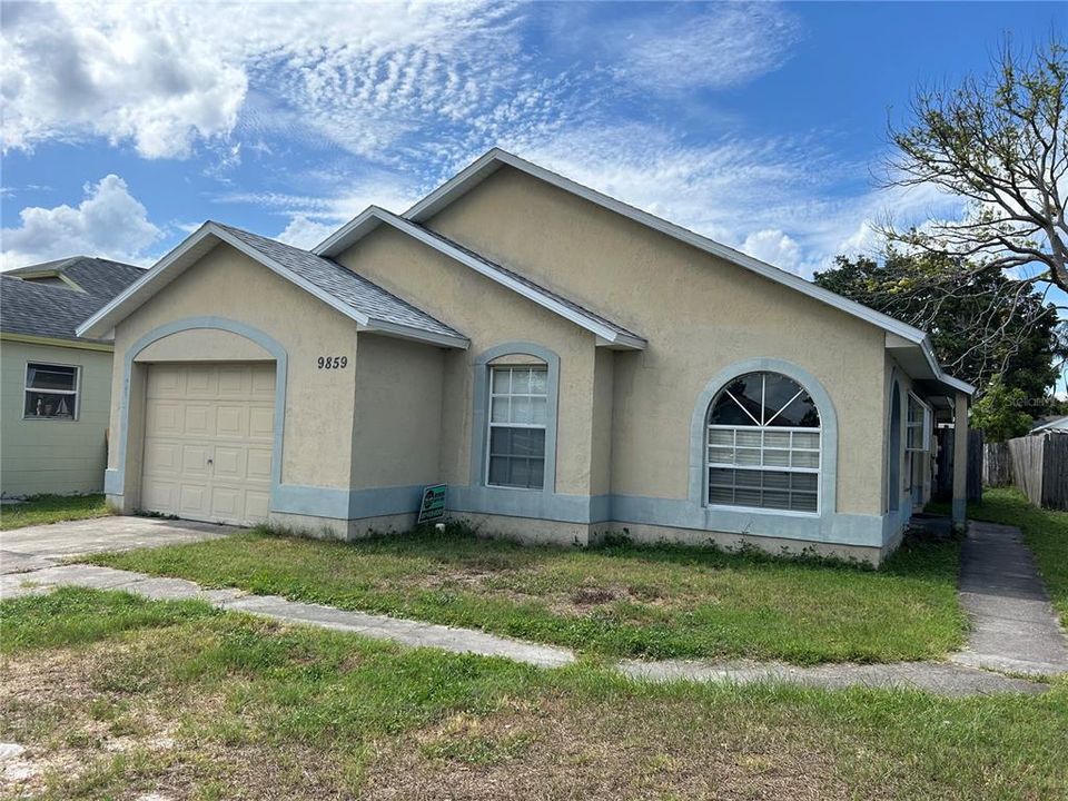 Active With Contract: $2,090 (3 beds, 2 baths, 1243 Square Feet)