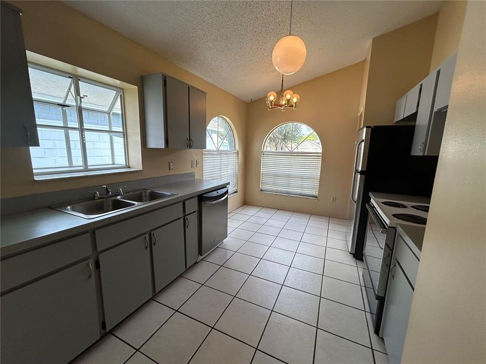 Active With Contract: $2,090 (3 beds, 2 baths, 1243 Square Feet)