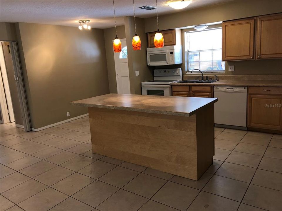 Active With Contract: $2,100 (3 beds, 2 baths, 1350 Square Feet)