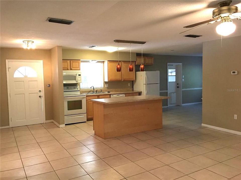 Active With Contract: $2,100 (3 beds, 2 baths, 1350 Square Feet)