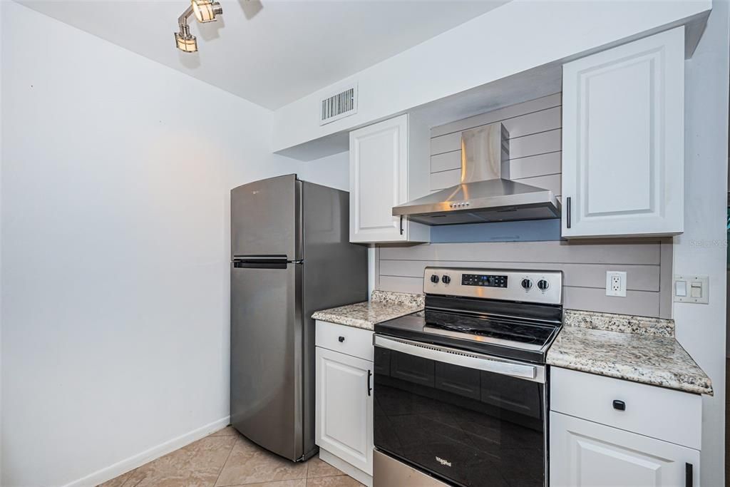 Active With Contract: $2,350 (2 beds, 1 baths, 690 Square Feet)