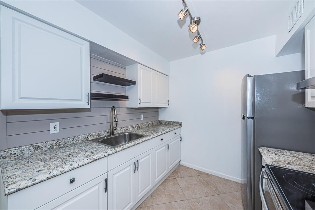 Active With Contract: $2,350 (2 beds, 1 baths, 690 Square Feet)