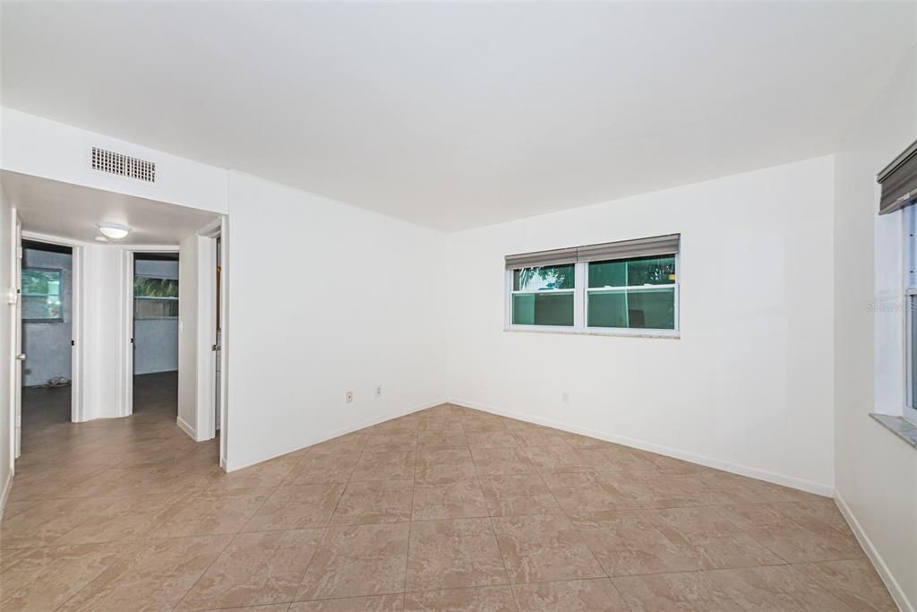 Active With Contract: $2,350 (2 beds, 1 baths, 690 Square Feet)