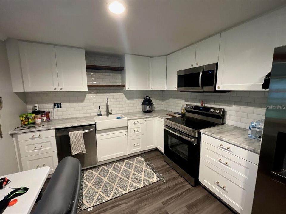 Active With Contract: $299,000 (2 beds, 1 baths, 948 Square Feet)