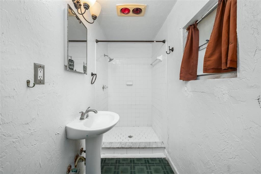 待售: $110,000 (0 贝兹, 0 浴室, 606 平方英尺)