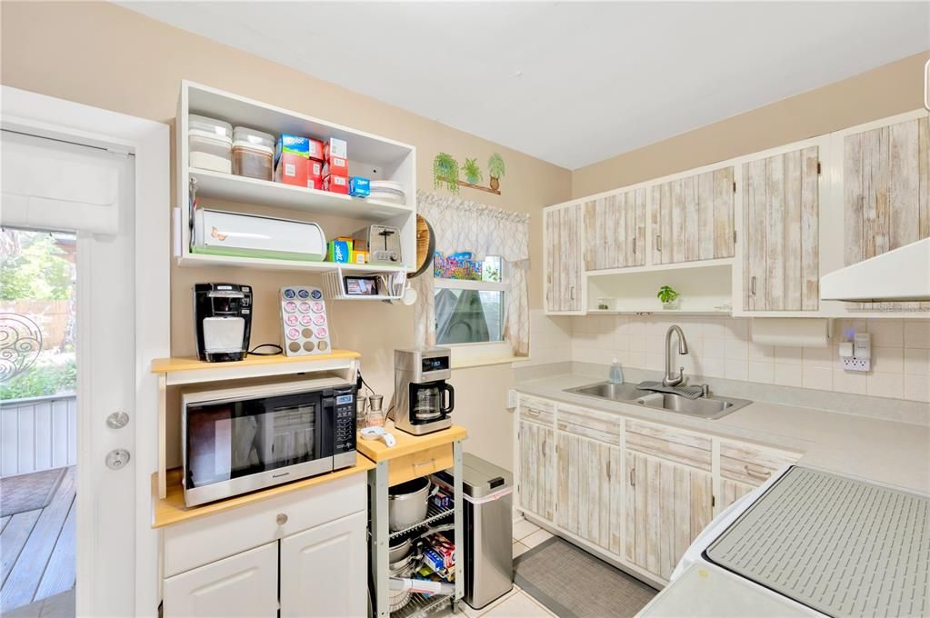 Active With Contract: $385,000 (2 beds, 1 baths, 852 Square Feet)