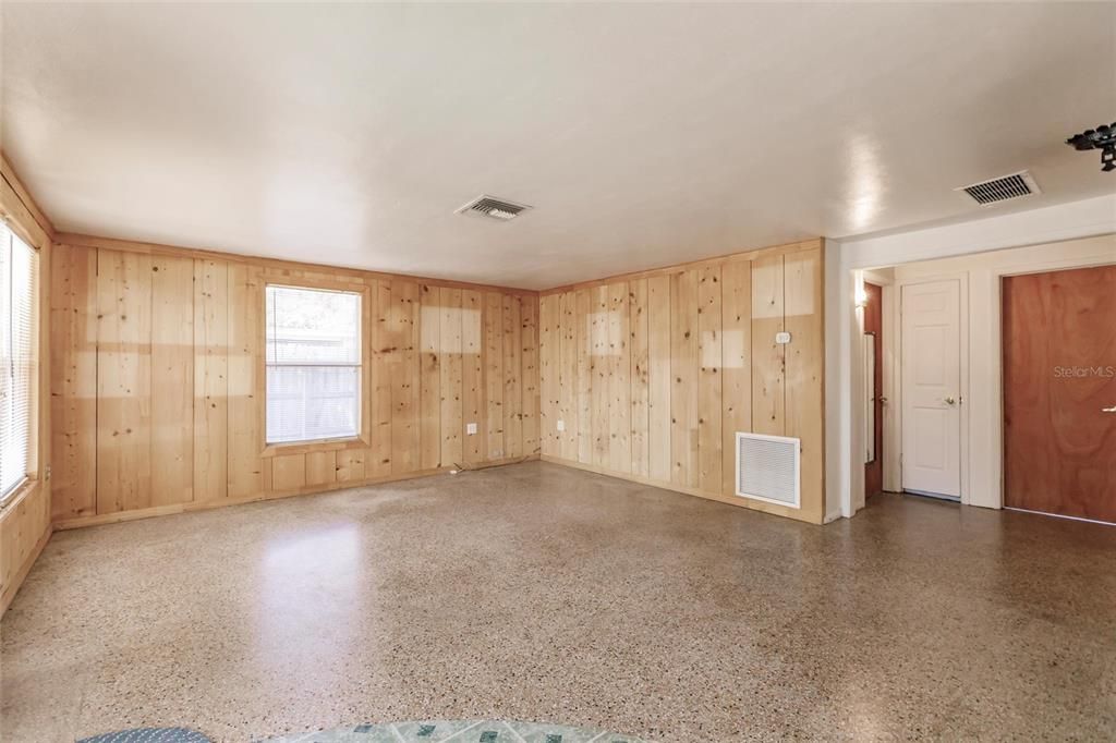 Active With Contract: $150,000 (2 beds, 1 baths, 832 Square Feet)