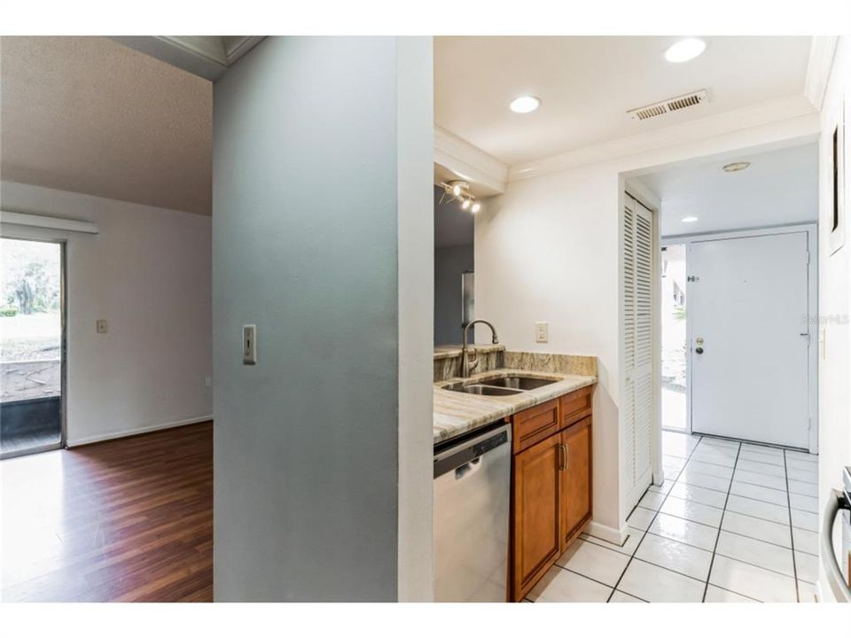 For Sale: $184,999 (2 beds, 2 baths, 897 Square Feet)