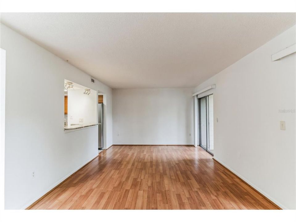 For Sale: $184,999 (2 beds, 2 baths, 897 Square Feet)