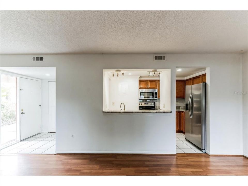 For Sale: $184,999 (2 beds, 2 baths, 897 Square Feet)