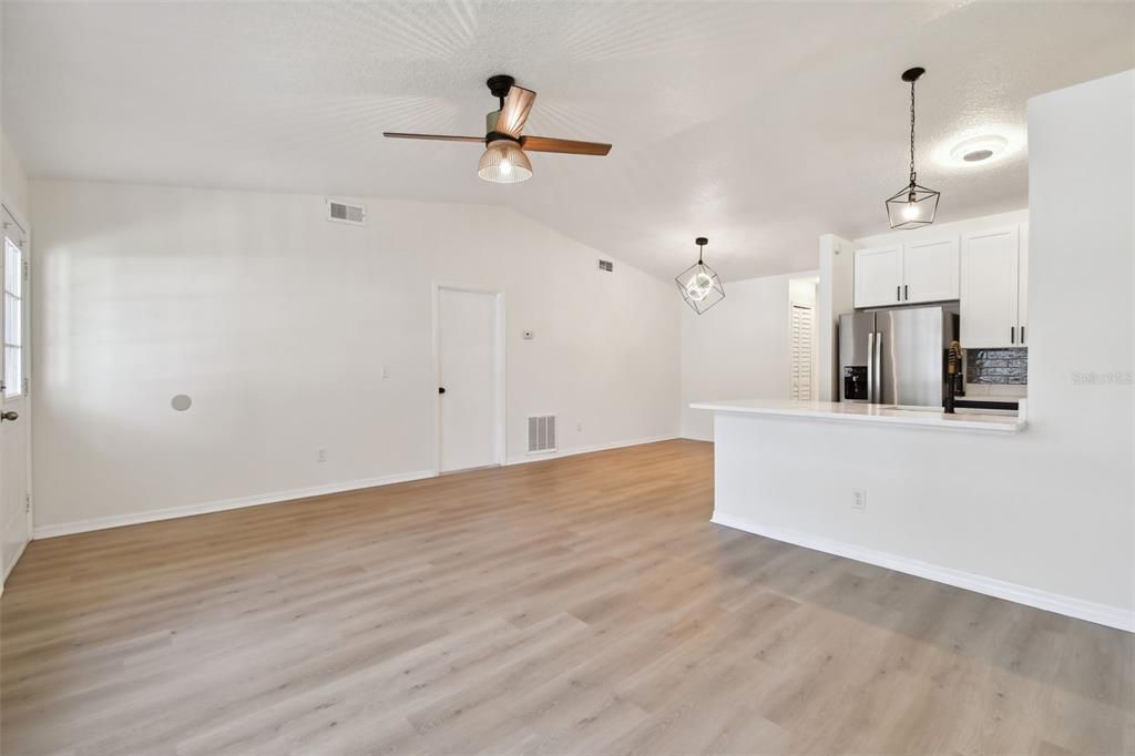 For Sale: $350,000 (3 beds, 2 baths, 1086 Square Feet)