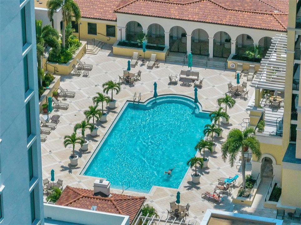 Part of the pool area, with hot tub, barbecue, fireplace, and the stunning recently renewed pool !   And you haven't seen anything yet : lobby, common area's, let me show you !!