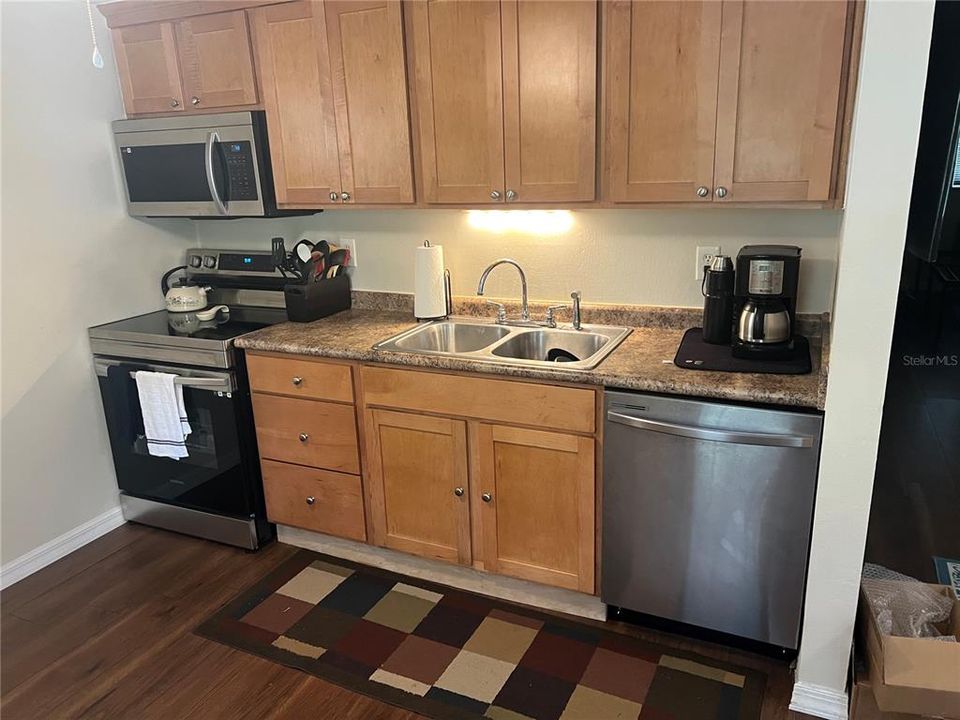 Active With Contract: $149,900 (2 beds, 1 baths, 672 Square Feet)