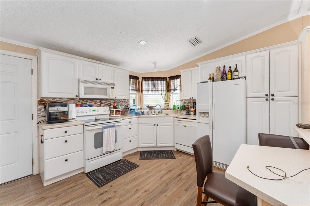 Active With Contract: $145,000 (2 beds, 2 baths, 958 Square Feet)