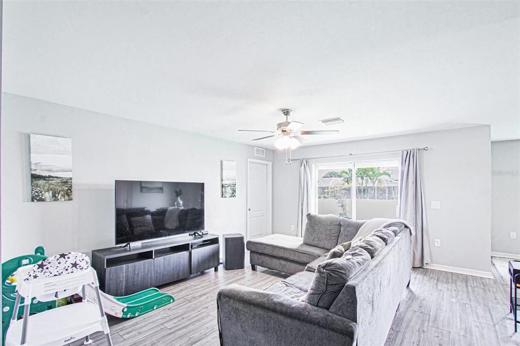 For Sale: $305,000 (3 beds, 2 baths, 1401 Square Feet)