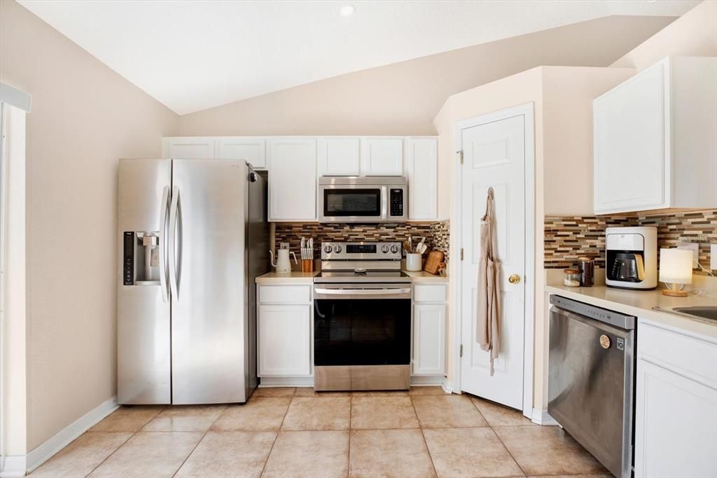 Active With Contract: $325,000 (3 beds, 2 baths, 1292 Square Feet)