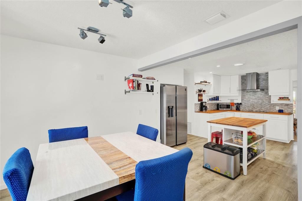 Kitchen/ Breakfast Nook