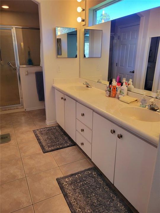 Master Dual sinks with lots of cabinet space