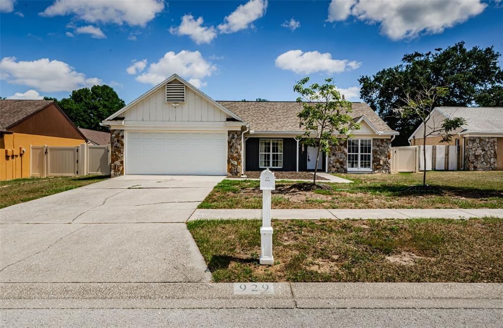 Active With Contract: $374,900 (3 beds, 2 baths, 1392 Square Feet)