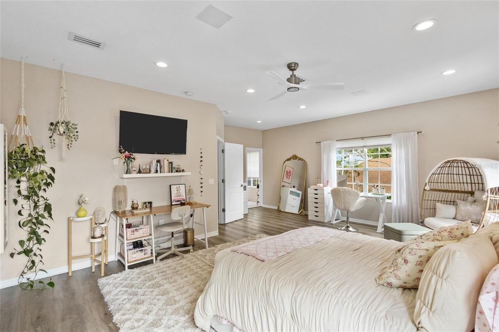 Active With Contract: $1,000,000 (3 beds, 3 baths, 3130 Square Feet)