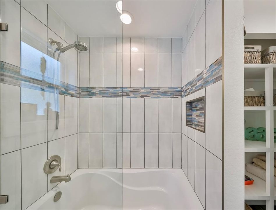 Main bathroom shower/tub