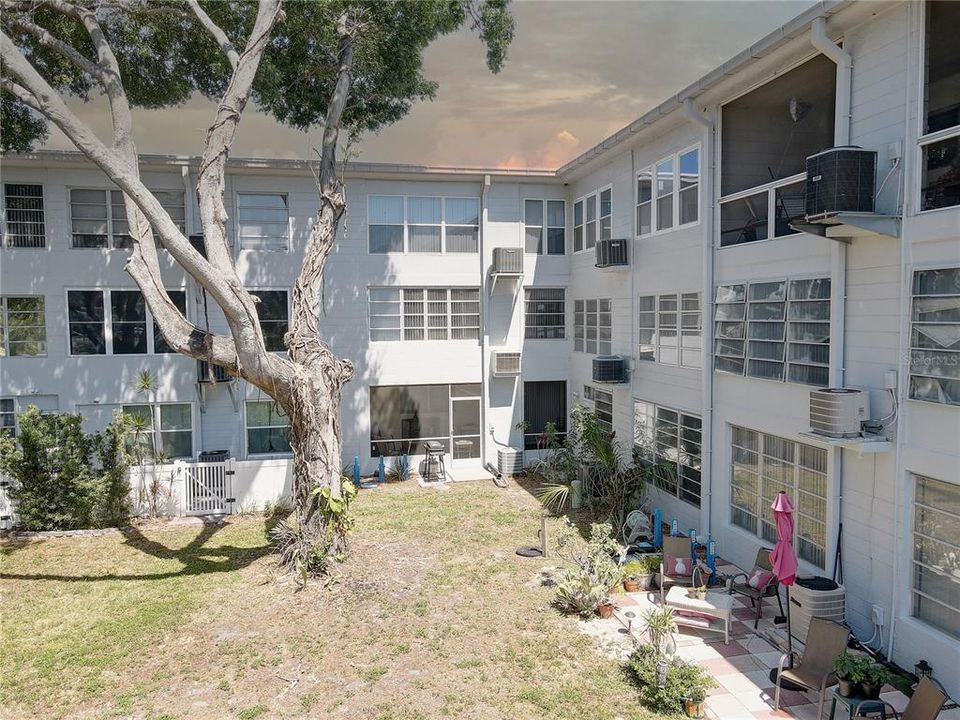 Active With Contract: $94,900 (2 beds, 1 baths, 835 Square Feet)