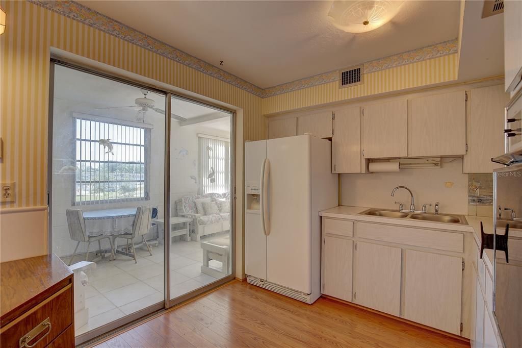 Active With Contract: $94,900 (2 beds, 1 baths, 835 Square Feet)