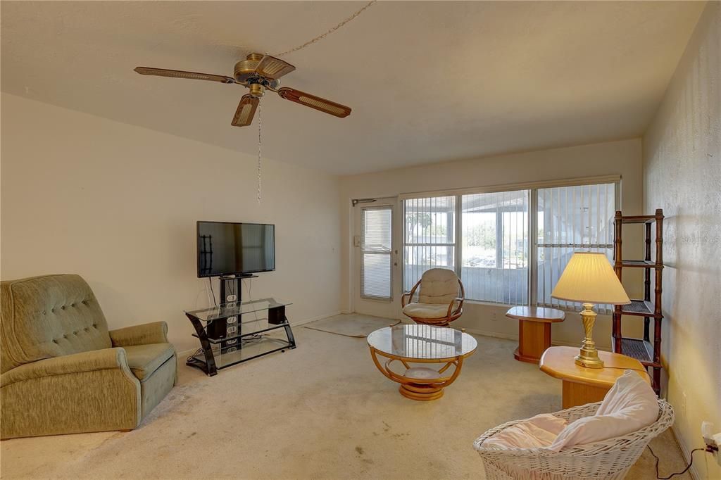 Active With Contract: $94,900 (2 beds, 1 baths, 835 Square Feet)