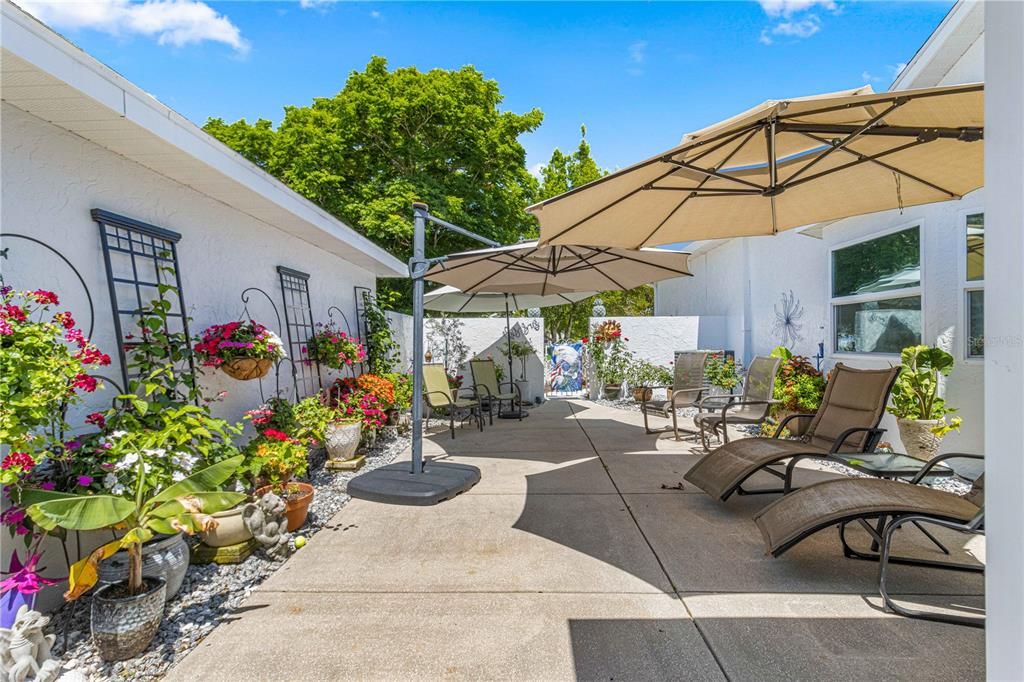 Spacious PRIVATE Courtyard - PERFECT FL Entertaining Space!