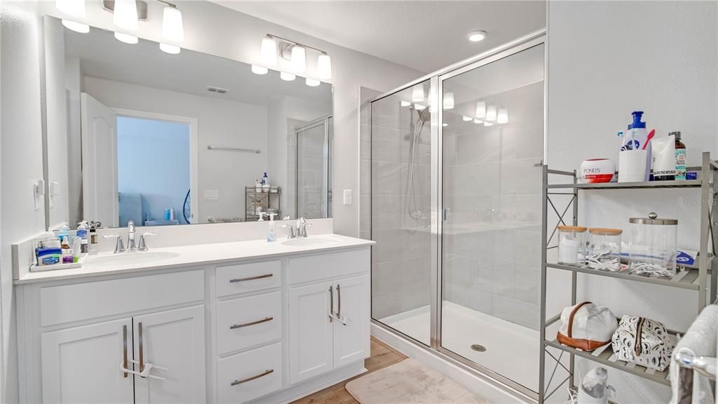 Master Bathroom w/ dual vanity sinks