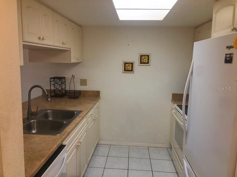 For Rent: $1,900 (2 beds, 2 baths, 893 Square Feet)