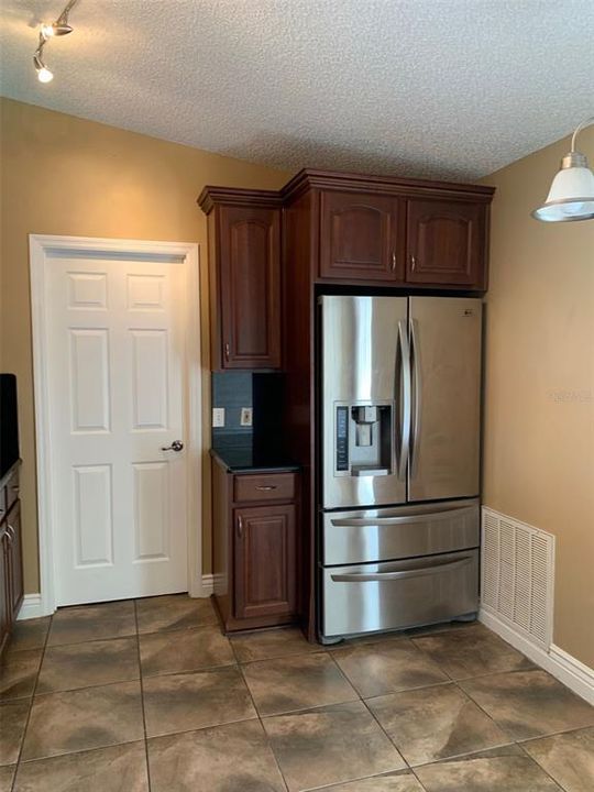 Active With Contract: $2,195 (3 beds, 2 baths, 1264 Square Feet)