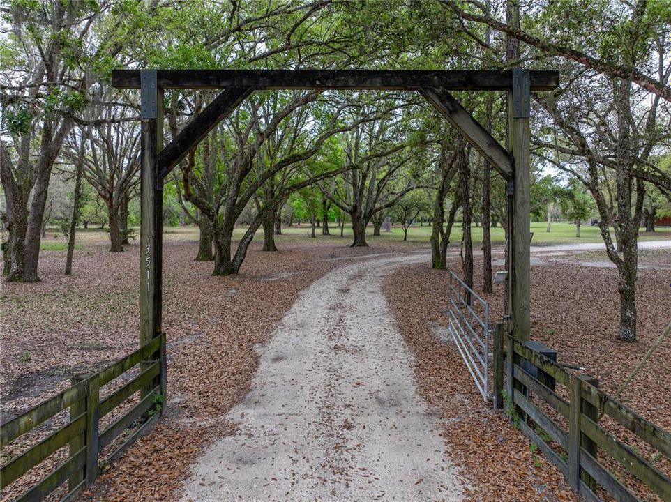 На продажу: $3,500,000 (120.00 acres)