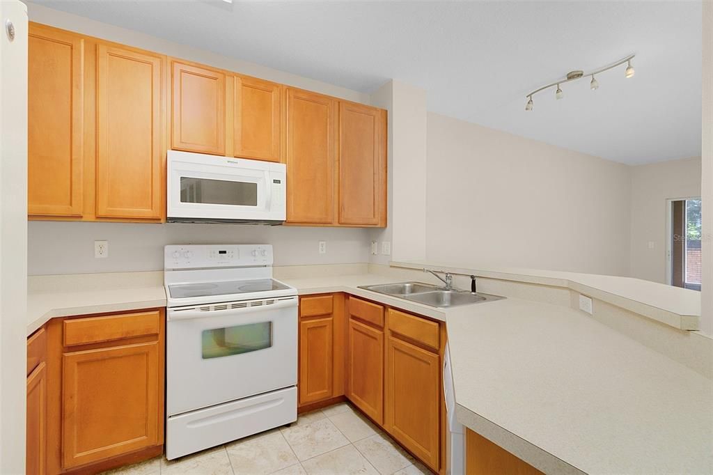Active With Contract: $319,900 (2 beds, 2 baths, 1455 Square Feet)