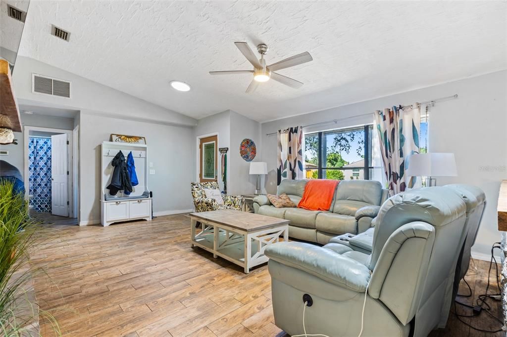 Recently Sold: $383,000 (3 beds, 2 baths, 1665 Square Feet)