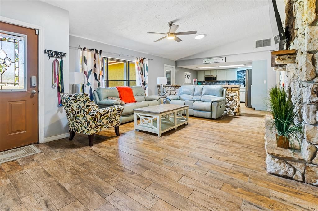 Recently Sold: $383,000 (3 beds, 2 baths, 1665 Square Feet)