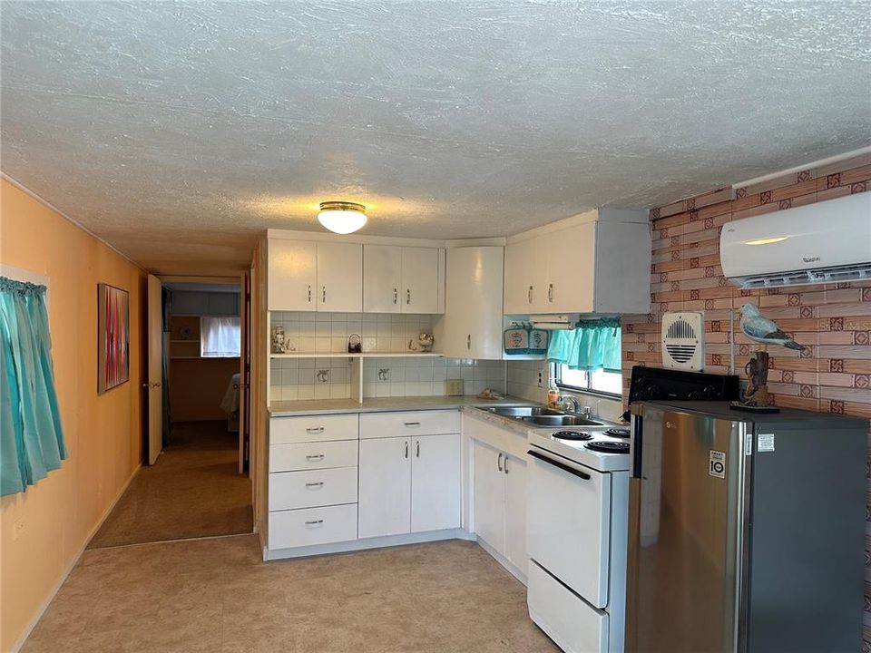 For Sale: $87,995 (1 beds, 1 baths, 420 Square Feet)