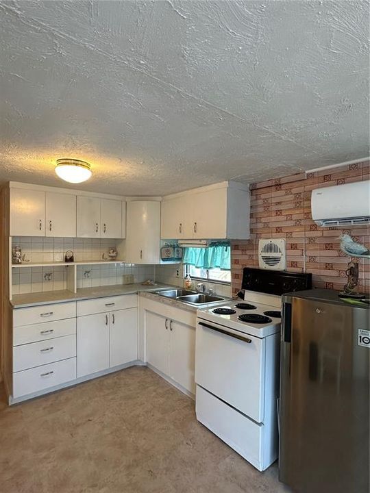 For Sale: $87,995 (1 beds, 1 baths, 420 Square Feet)