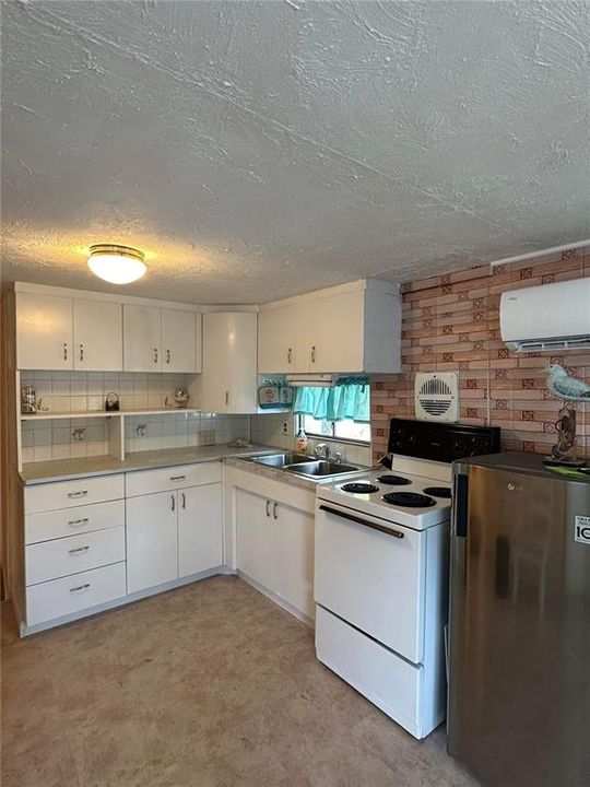 For Sale: $87,995 (1 beds, 1 baths, 420 Square Feet)