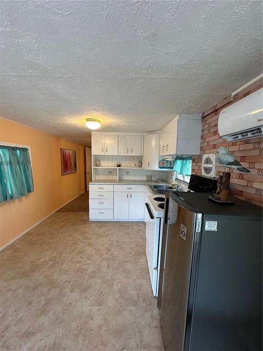 For Sale: $87,995 (1 beds, 1 baths, 420 Square Feet)