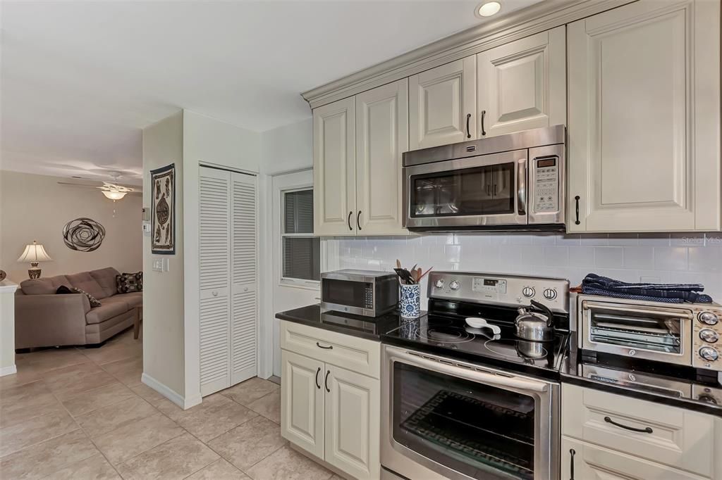 Active With Contract: $319,900 (2 beds, 2 baths, 1459 Square Feet)