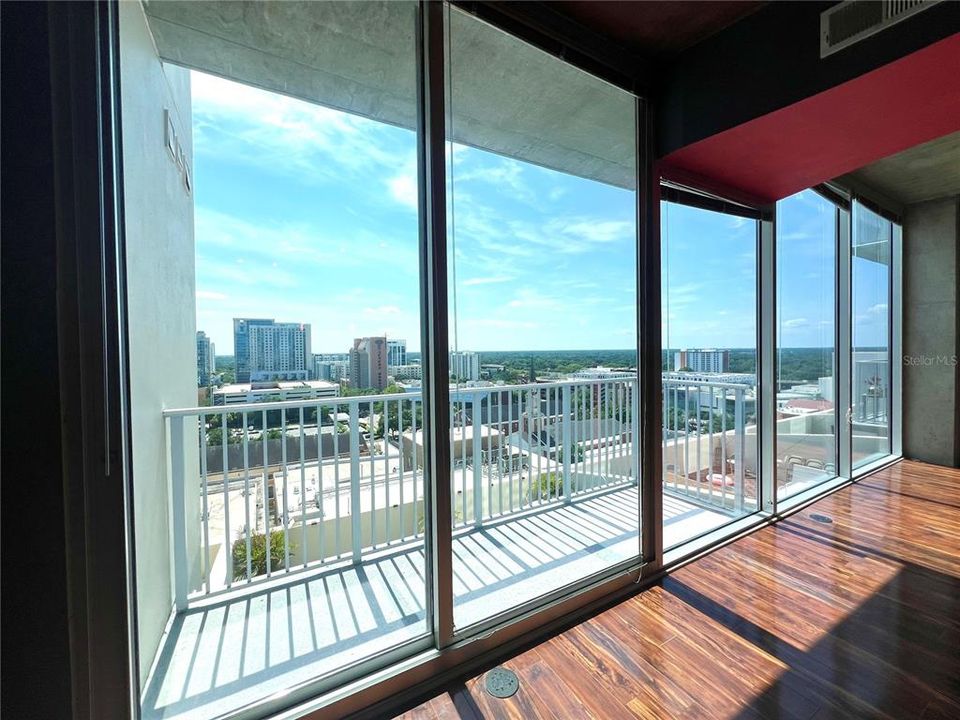 For Sale: $275,000 (1 beds, 1 baths, 772 Square Feet)