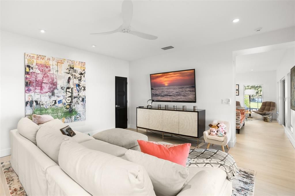 Active With Contract: $3,250,000 (3 beds, 2 baths, 2914 Square Feet)