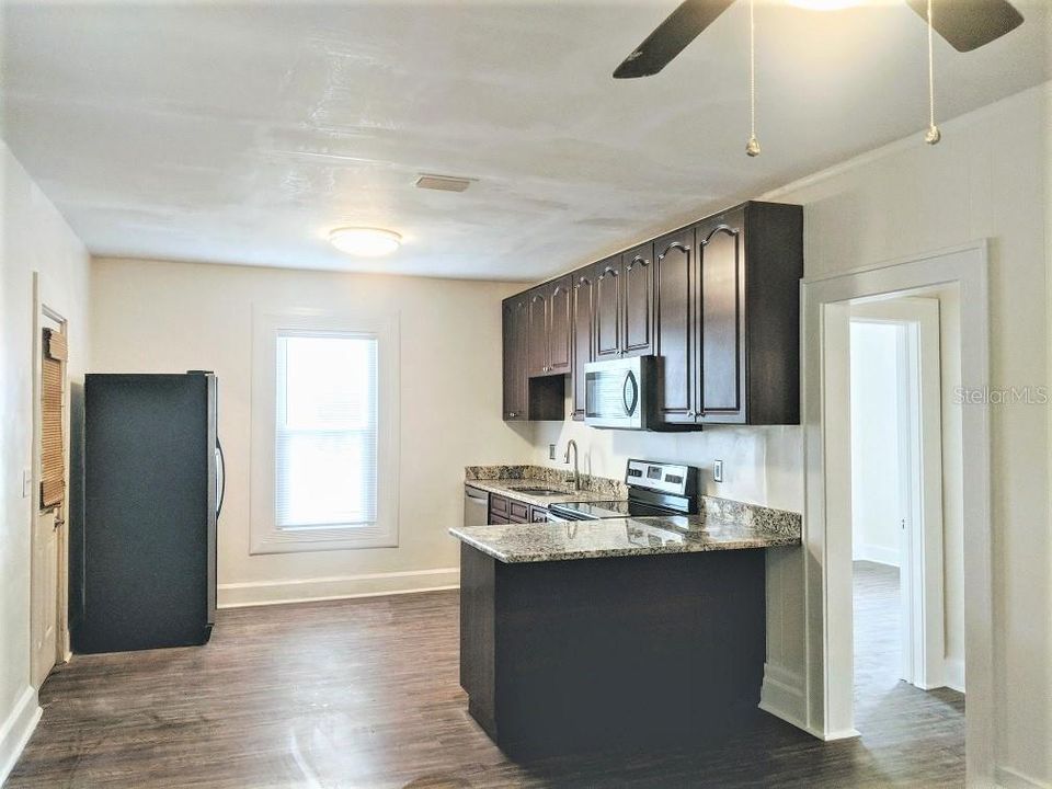 Recently Rented: $1,985 (2 beds, 1 baths, 792 Square Feet)