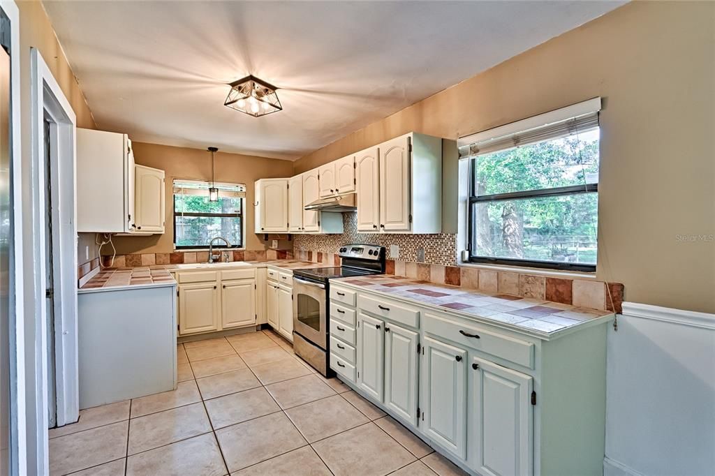 For Sale: $235,000 (3 beds, 2 baths, 1296 Square Feet)