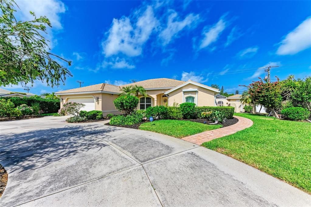 For Sale: $1,750,000 (3 beds, 3 baths, 2614 Square Feet)