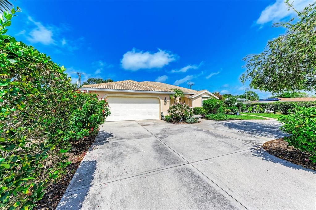 For Sale: $1,695,000 (3 beds, 3 baths, 2614 Square Feet)